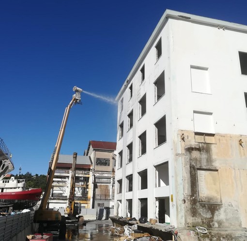 Varazze, via alla demolizione della palazzina uffici degli ex cantieri Baglietto (FOTO e VIDEO)