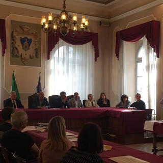 La minoranza all'attacco di Melgrati e Parodi sull'inchiesta sui rifiuti: "Non ci fanno presentare l'interpellanza"