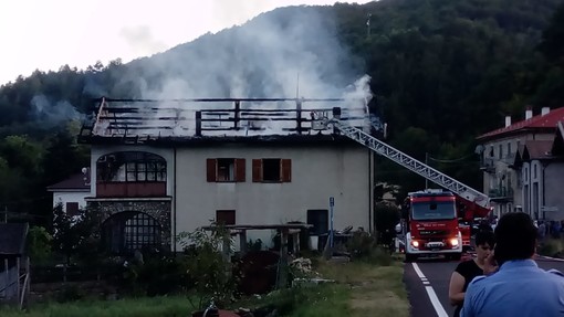Tetto in fiamme a Calizzano: intervento dei vigili del fuoco (FOTO)