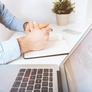 Recensioni false online e diffamazione: come possono tutelarsi imprese e professionisti