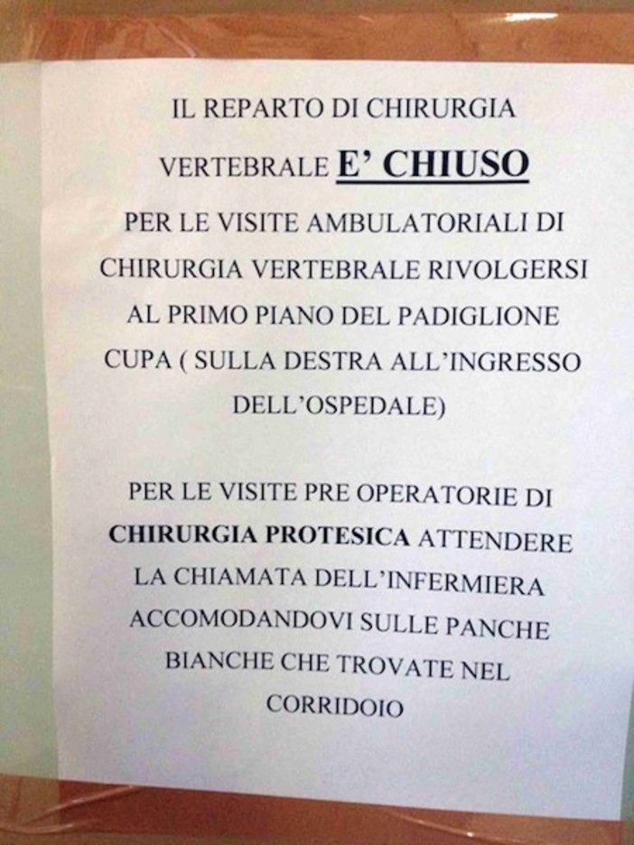 Il cartello fotografato da Melgrati all'ingresso del reparto Il cartello fotografato da Melgrati all'ingresso del reparto