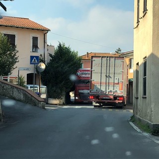 Albenga, due camion 'incastrati' a San Fedele (FOTO)