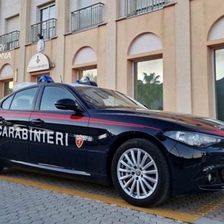 Albenga, aggredisce l’ex compagno e la sorella di quest’ultimo con un coccio di vetro: 54enne arrestata dai carabinieri