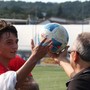 La consegna del pallone a Tommaso Piacenza La consegna del pallone a Tommaso Piacenza