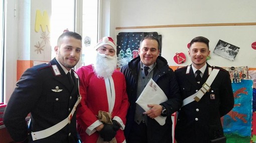 Calizzano, i carabinieri portano auguri e doni ai bambini dell'asilo Calizzano, i carabinieri portano auguri e doni ai bambini dell'asilo