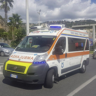 Finale, tenta di schivare un'auto e sbanda con la moto: uomo in codice giallo Finale, tenta di schivare un'auto e sbanda con la moto: uomo in codice giallo
