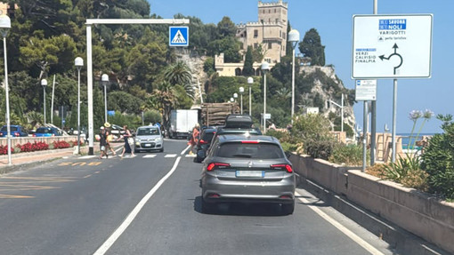 Scontro tra auto a Capo Noli, una persona ferita in codice giallo. Traffico bloccato lungo la via Aurelia Scontro tra auto a Capo Noli, una persona ferita in codice giallo. Traffico bloccato lungo la via Aurelia