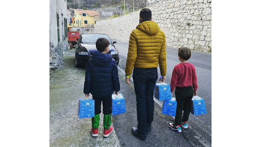 Toirano dedica un gesto d'affetto ai suoi anziani per il Natale: consegnati i panettoni