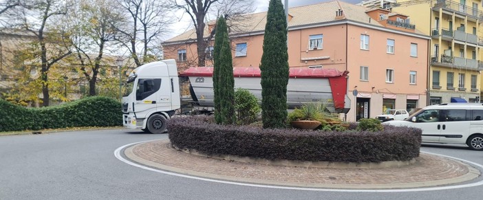 Guasto ad un camion nella rotonda di Corso Mazzini ad Albisola: traffico in tilt
