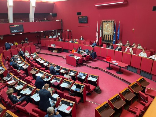 Scontro in Consiglio comunale a Genova su Charlie Kirk, bagarre in aula dopo le parole di Chiarotti (Pd): "Vi abbiamo già appesi una volta". Salis chiede le scuse Scontro in Consiglio comunale a Genova su Charlie Kirk, bagarre in aula dopo le parole di Chiarotti (Pd): "Vi abbiamo già appesi una volta". Salis chiede le scuse