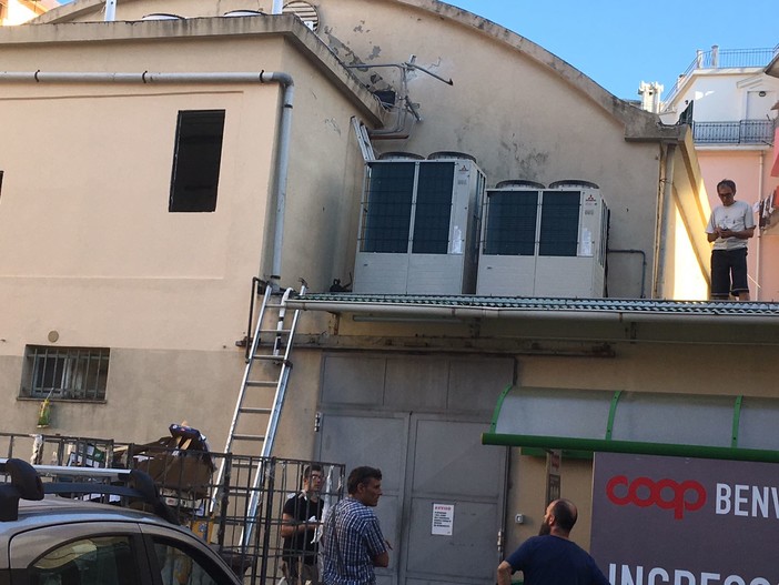 Albisola Superiore, rottura tubo dell'impianto al supermercato Coop