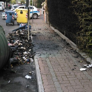 Albenga: 3 cassonetti a fuoco in via Bologna