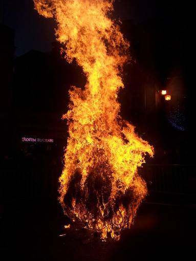 Pietra Ligure, al Confuoco la fiamma sale verso l'alto: ci aspetta un anno positivo