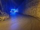 Finale, camion sbaglia manovra e rimane incastrato: strada per San Bernardino bloccata (FOTO)