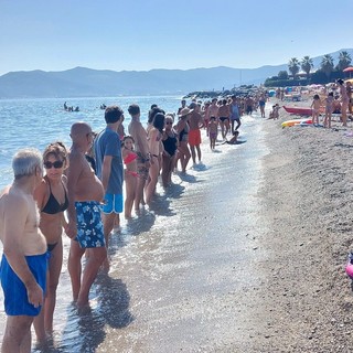 "Difendiamo il nostro mare", sulla riva da Albissola a Spotorno la catena umana contro il rigassificatore (FOTO E VIDEO) "Difendiamo il nostro mare", sulla riva da Albissola a Spotorno la catena umana contro il rigassificatore (FOTO E VIDEO)
