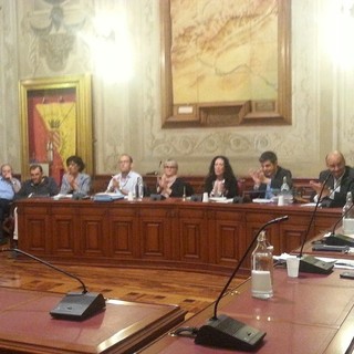 Consiglio comunale "caldo" a Finale: assente il vicesindaco Lorenzo Operto, la segretaria comunale verso il trasferimento