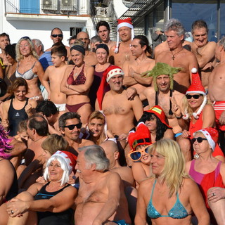 Spotorno, 176 "temerari" per il tradizionale tuffo di fine anno (FOTO)