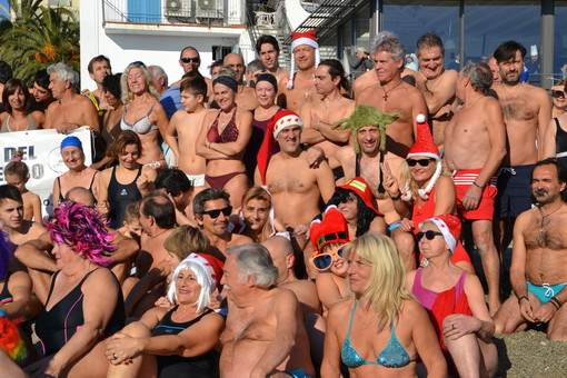 Spotorno, 176 "temerari" per il tradizionale tuffo di fine anno (FOTO) Spotorno, 176 "temerari" per il tradizionale tuffo di fine anno (FOTO)