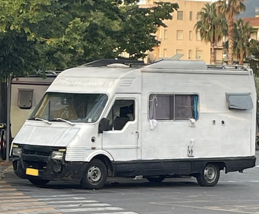 Albenga, Tomatis (FdI): "Situazione esplosiva in piazza Bolla per il parcheggio abusivo dei camper"