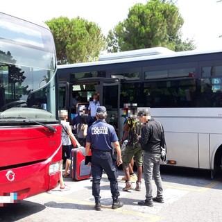 Senza mascherina sull'autobus: multa da 400 euro per due viaggiatori