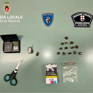 Utilizzava un cassonetto dei rifiuti nei giardini delle Trincee per nascondere la droga: trovati 13 dosi di hashish e un coltello