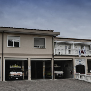 Auto contro ciclista davanti al porto di Andora