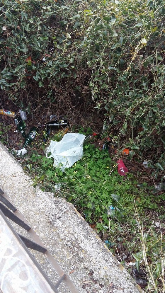 Siringhe e bottiglie sulle scalinate di Castelfranco. Il Comune: stiamo intervenendo