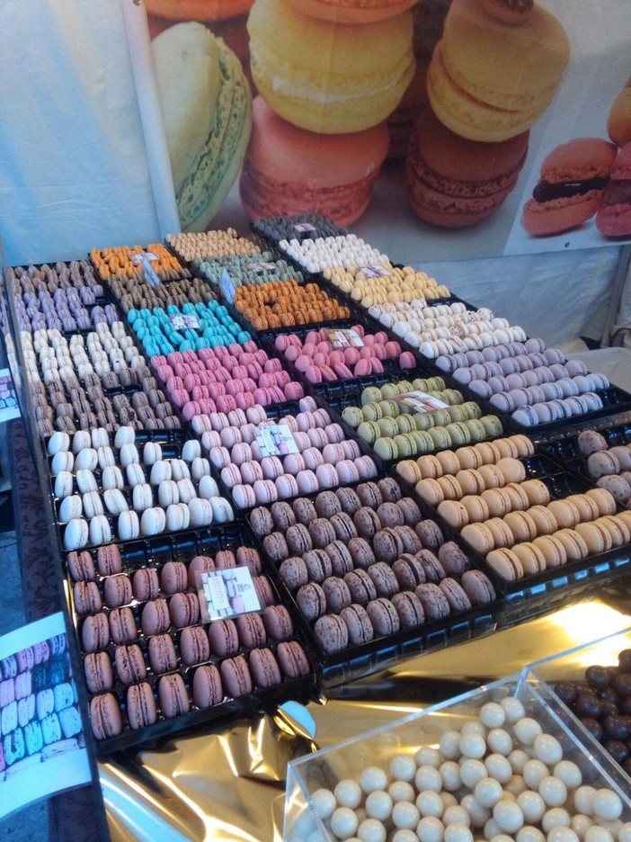 Albenga diventa più dolce ed in Piazza del Popolo si spacciano cioccolatini Albenga diventa più dolce ed in Piazza del Popolo si spacciano cioccolatini