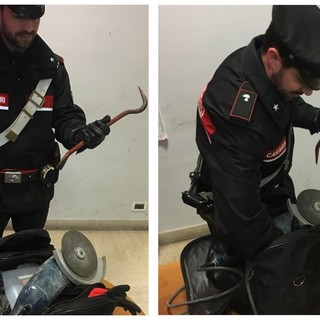 Scoperti a rubare, si danno alla fuga. Poi aggrediscono i carabinieri: topi d’appartamento arrestati ad Albenga