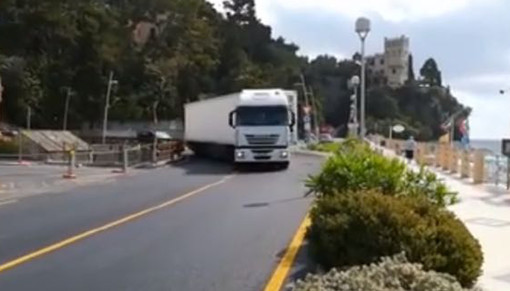 La rotatoria di Finalpia ancora al centro di polemiche La rotatoria di Finalpia ancora al centro di polemiche