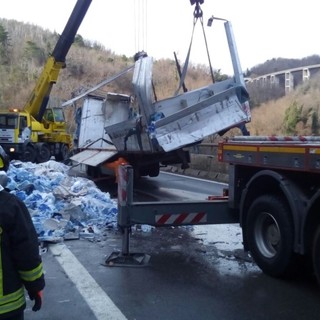 Camion ribaltato sulla Torino-Savona: traffico in tilt (VIDEO) Camion ribaltato sulla Torino-Savona: traffico in tilt (VIDEO)