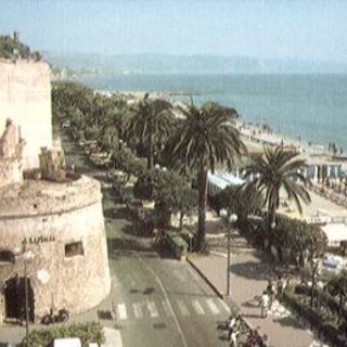 Ceriale: Full Metal Club in Piazza della Vittoria