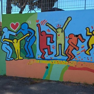 Nella foto, tratta dal profilo Facebook del plesso, un dettaglio del cortile decorato dai ragazzi in stile Keith Haring