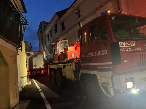 Stella, camion incastrato sulla Sp 22: "liberato" dopo ore dai vigili del fuoco (FOTO)
