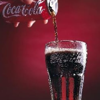 Terremoto per Coca Cola: trovate feci umane nelle lattine vuote