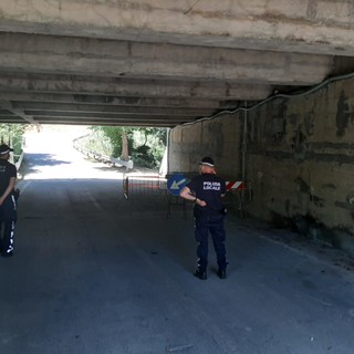 Savona, cadono calcinacci dal viadotto autostradale in via Fontanassa: intervento dei vigili del fuoco e della Polizia Locale (FOTO)