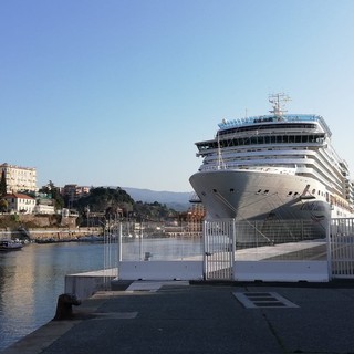 Costa Luminosa, Toti: "Da domani sera un migliaio di persone in quarantena a bordo"
