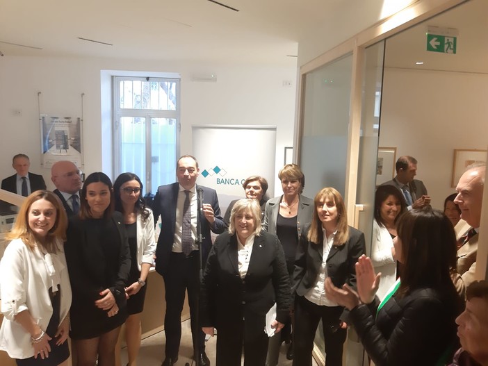 Varazze, inaugurata la nuova filiale Carige, commissario Innocenzi: "Usciremo dalle problematiche, siamo vicini ai clienti" Varazze, inaugurata la nuova filiale Carige, commissario Innocenzi: "Usciremo dalle problematiche, siamo vicini ai clienti"