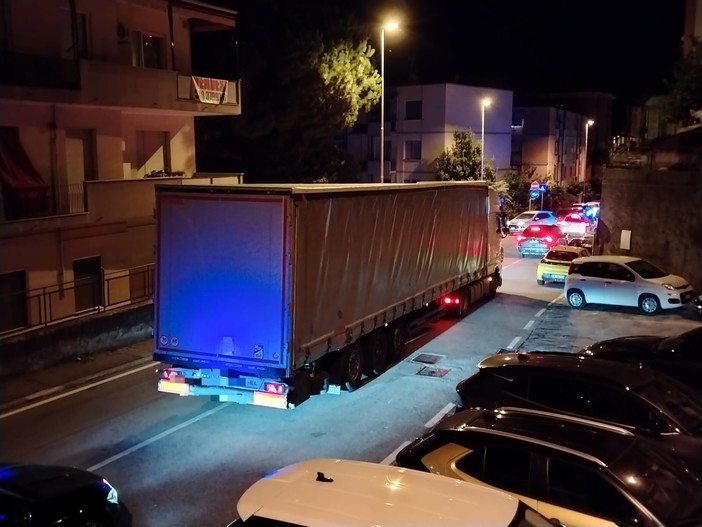 Il navigatore "tradisce" il camionista: mezzo pesante bloccato tra via Famagosta e via Turati Il navigatore "tradisce" il camionista: mezzo pesante bloccato tra via Famagosta e via Turati
