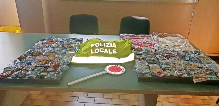 Savona, blitz antiabusivismo da parte della polizia locale: sequestrate 2 mila calamite (FOTO)