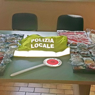 Savona, blitz antiabusivismo da parte della polizia locale: sequestrate 2 mila calamite (FOTO)