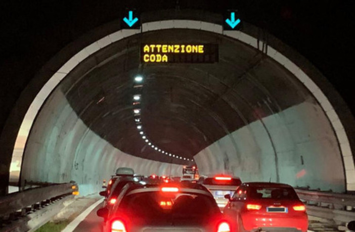 Continui disagi in autostrada, il sindaco Caprioglio valuta un'azione legale: intanto si preannuncia un complicato controesodo dell'Epifania