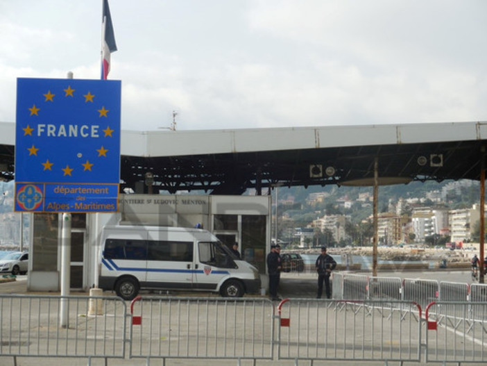 Attentati di Parigi: potrebbe essere transitata da Ventimiglia la Seat nera sulla quale viaggiava la "mente" degli attacchi