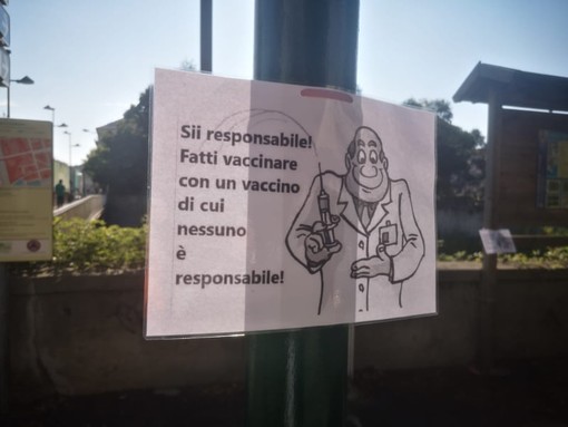 Volantini no vax e contro il lockdown: tappezzate alcune vie di Savona (FOTO)