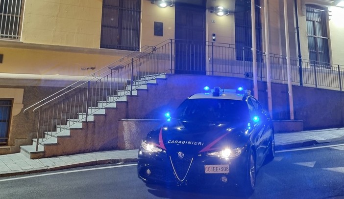 Savona, dà in escandescenze in strada e aggredisce i carabinieri: arrestato un 40enne straniero Savona, dà in escandescenze in strada e aggredisce i carabinieri: arrestato un 40enne straniero