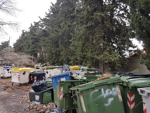 Ad Albenga un vero e proprio "cimitero dei cassonetti" (FOTO E VIDEO)
