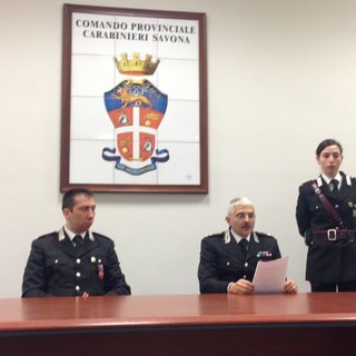 Cerca prima un approccio sessuale con tre ragazze poi tira fuori il coltello: paura per sei ventenni alla stazione di Savona (VIDEO)