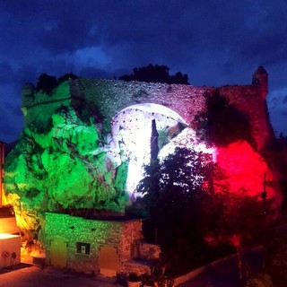 Una luce tricolore avvolge il Castello di Pietra Ligure Una luce tricolore avvolge il Castello di Pietra Ligure