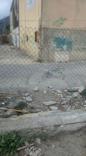 Foto tratta dalla pagina Facebook "Le cazzate di Albenga" Foto tratta dalla pagina Facebook "Le cazzate di Albenga"
