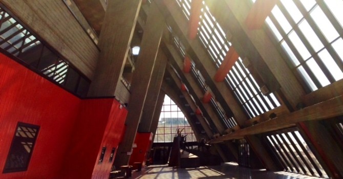 Gli entrano in casa mentre è in ospedale, devastano e rompono l'urna con le ceneri della moglie: scoperti dalla figlia, in due a processo